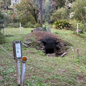 炭焼き小屋を境に、麓の里に至る