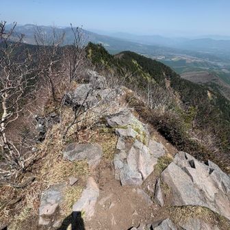 頂上は細長く、舟の先みたいになってて、先端がこのへん

先端からは遠くに八ヶ岳、近くに浅間山がよく見えます