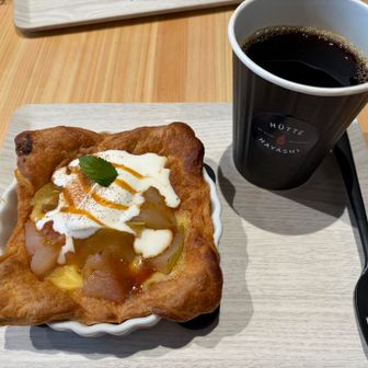 そして、1000円の高級アップルパイを食べる。
これまた美味しい😋
お昼に3000円も使ってしまった。
食い道楽の1日でした。
もちろん、お店も見たよ。