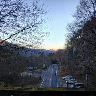 まだ朝日のあたらない道坂トンネル出口の駐車場　4番目の到着だった