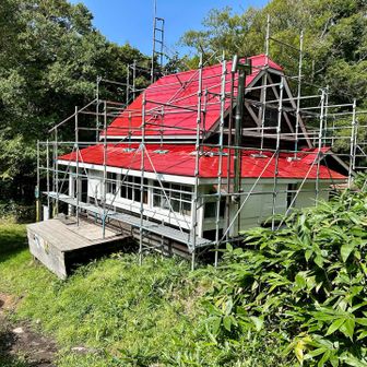 ペンキは塗り終わってるのに、足場の撤去はまだらしい…