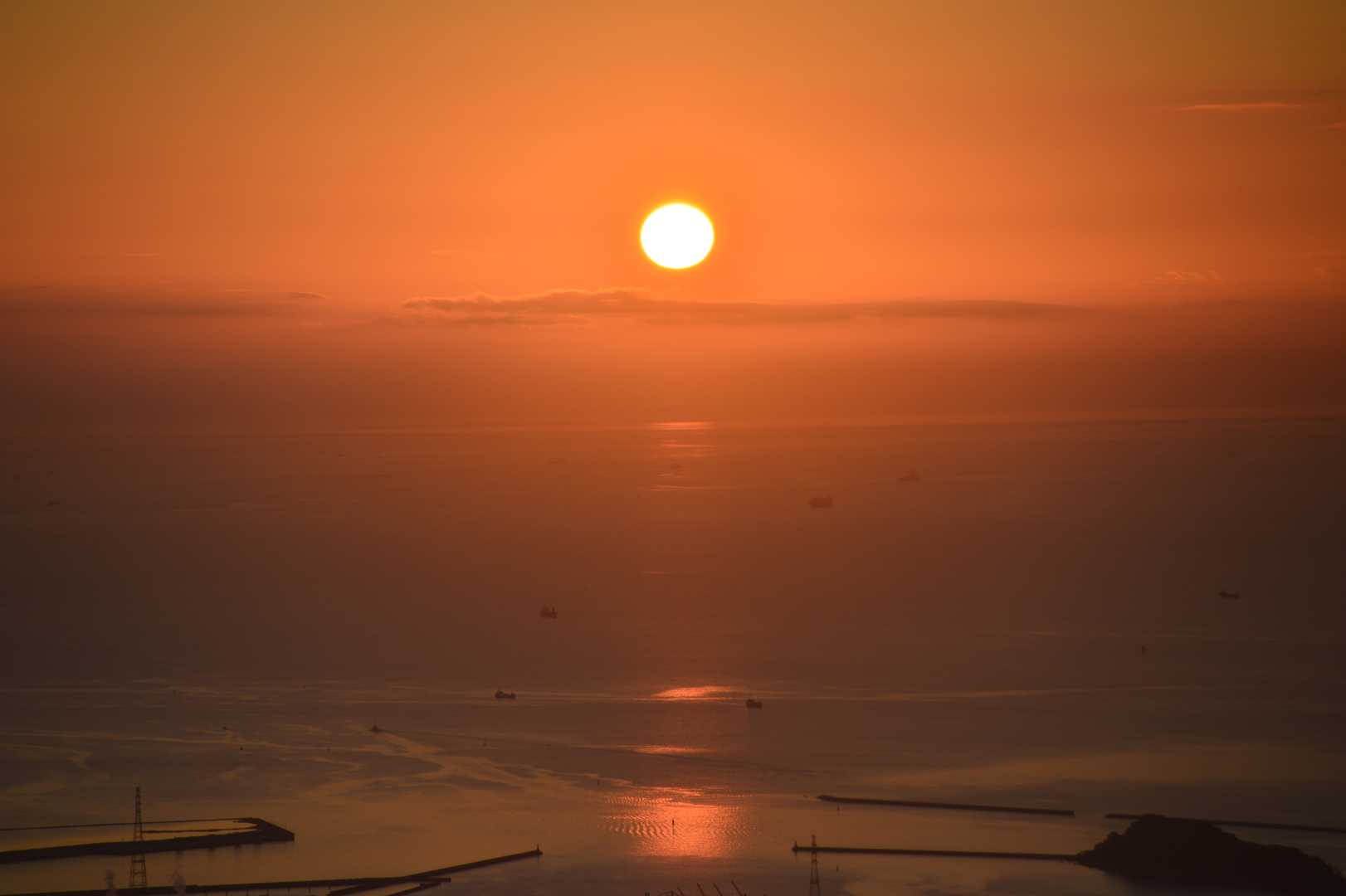 太陽の光が海に反射して光の筋が出てきました🤗