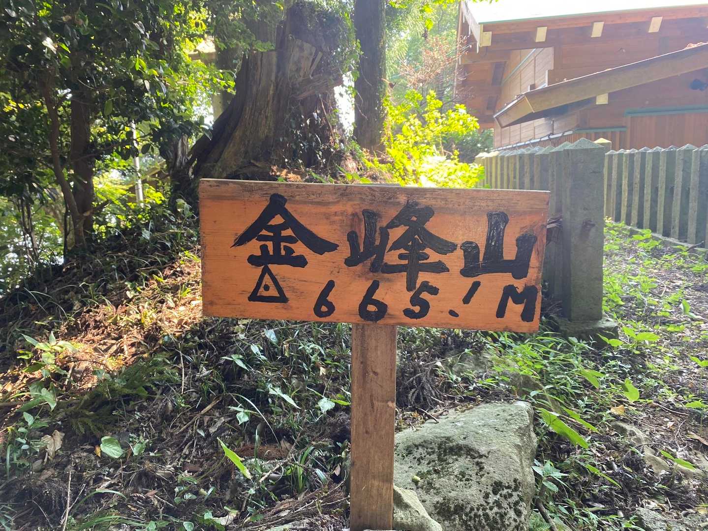 山頂標識は神社の裏にあります