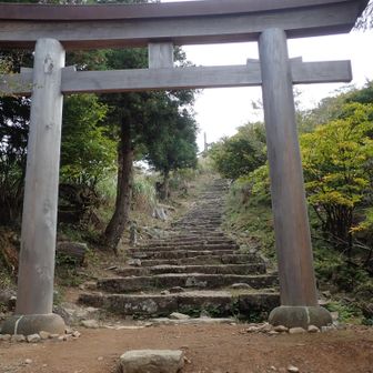 産霊神社、鳥居が新しくなっています。