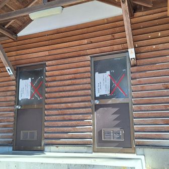 登山口のトイレを一応チェック

冬季閉鎖かな？
鍵掛かってて扉開きませんでした