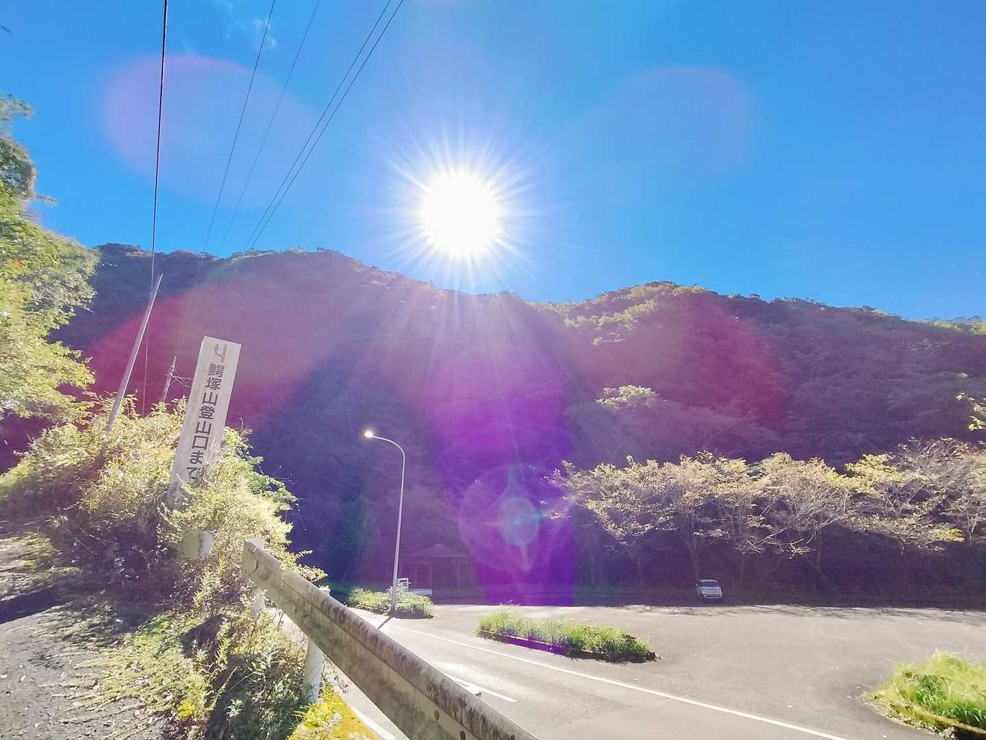 矢立山トンネルを抜けたら、広い駐車場があります🅿️三股側の登山口からいってきます👋
しばらく林道歩き🚶‍♀️