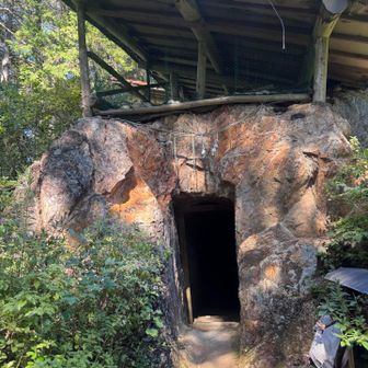 天の岩戸。開運祈願とのことでくぐってみる