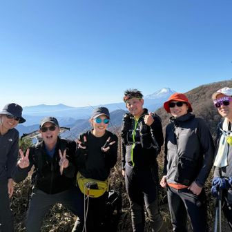 花立山荘前で会えて最高の映え写真が撮れました✨
個性ツヨツヨメンバー、各自ツッコミどころ満載。
右から、
森林管理官補佐官kenさん😎本日非番、サングラスどーした？笑

先日馬鹿尾根でダイブして現在負傷中の我らがhigegomaruさん🏥帽子とシャツの色揃えてきてて粋な計らい💯

全身MONTURAで固めたオシャレなshinさん✨かなり面白い方なのではないかと思い始めました🤭

移動性高気圧☀️百名山達成の陽キャホリホリさん。フォロワー数が3800人越えの超レジェンド✨声デカすぎ📣

夏は毎週ジャンダルム、ど健脚のジャン吉🪽ottoriさん。北穂山荘顔パス。密かに塔ノ岳も50回越えだとか…🤣