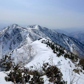 前方に沢山クラックが見えるから慎重に。
なかなかの急坂を何度か。
