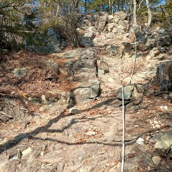 岩の坂を登りますが…新しい良いロープが張ってあります…ここは要るやん‼️