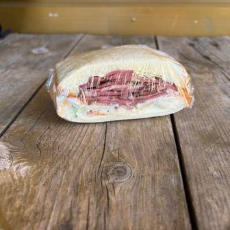 ヒュッテ西岳のパストラミビーフサンド
11時前にテイクアウトできました。
今回の目的の一つ😋