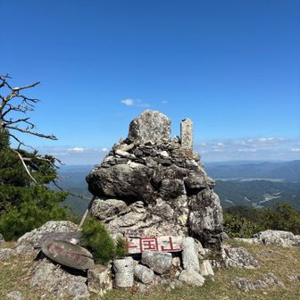 右の三角の上に石置いてきた。２つ。
