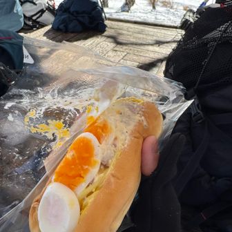 私は黙々とお昼ご飯を堪能中😃
このカルボナーラパン！めっちゃ美味しかったです