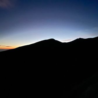 朝日が昇る前の新山。足は痛かったが登山靴のホールド力がすごい。難なくいけそうだったので登ることにした
