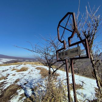 急坂を登れば…平沢山です
山頂は広く見晴らしも最高
ここで休憩です😊ここで…