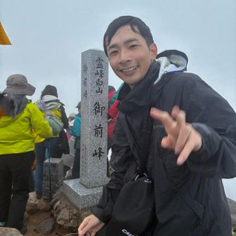 白山の標識いっぱい並んでるから後ろ側から新入部員をパシャリ！さあ帰って朝ご飯食べるで😋