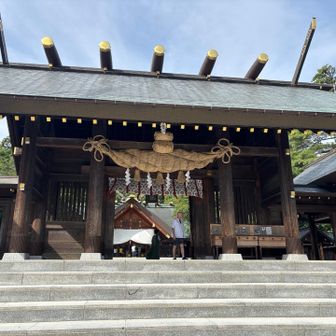 神宮参拝終わりました⛩️

神宮へ詣でると腹の底から声をだして神に捧げて唱えている声が聴こえて、声の塊の方へ向かうと境内の隙間からふんどし姿の男性達が円陣で唱えている
禊ぎをしているようだがハッキリは見えない🫥
そうだ今日は夏至だから

私が一年で1番大好きな夏至の日

そんな大好きな日に金曜日の夜から喘息の発作が起きてしまった

昨日朝から苦しくて三角山へ行ったが治らなかった
帰ってきてから辛すぎて家で明け方の4時まで寝ていた
寝られたことが良かったが…
もう今日は円山さえも登れないと判断して、神宮にだけは参拝したかったので詣でた

その後再び苦しくてこのお天気の中横になっている