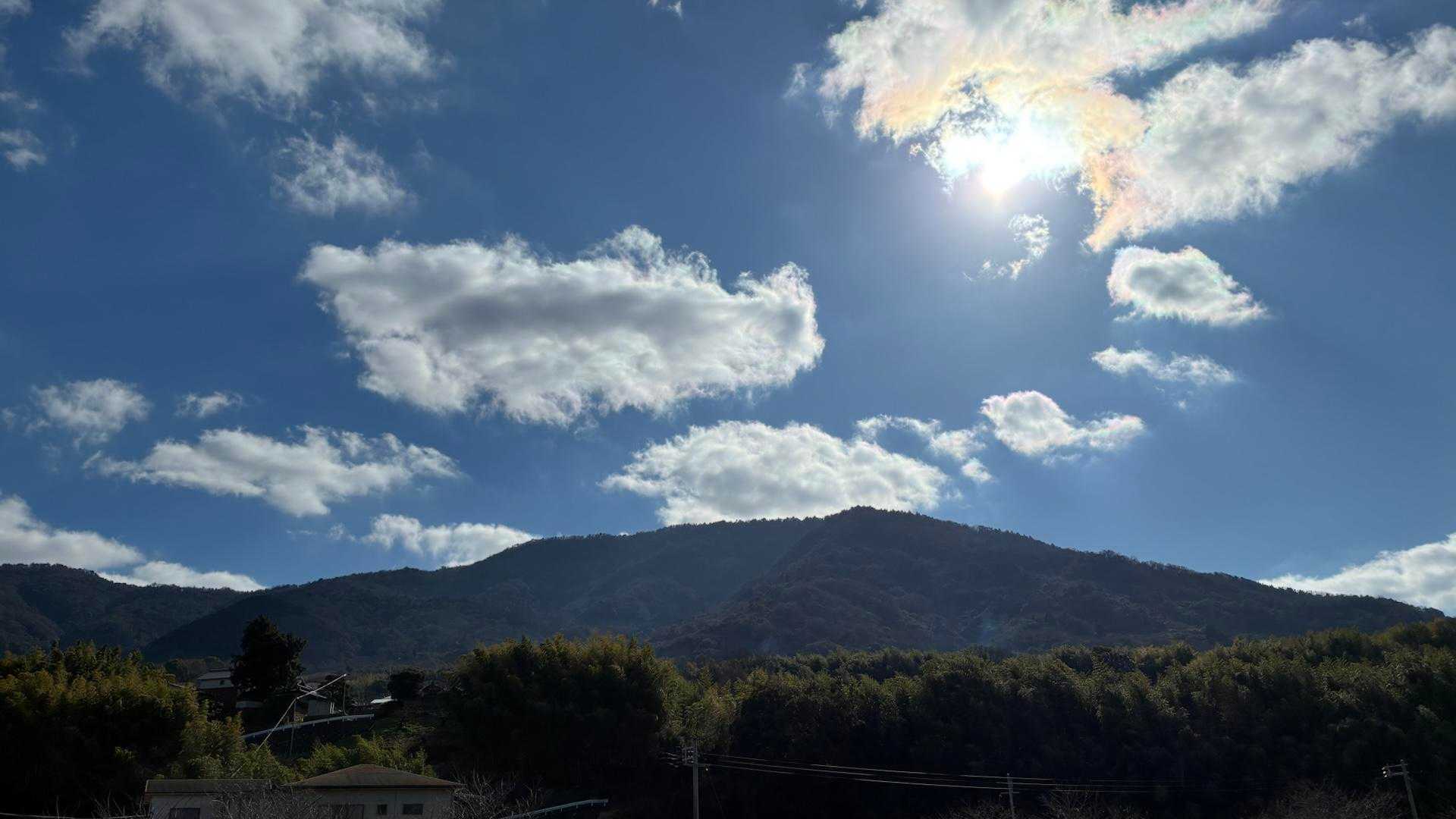 駐車場までの道から見た龍門山