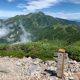 御舎利山（2,388m）に到着