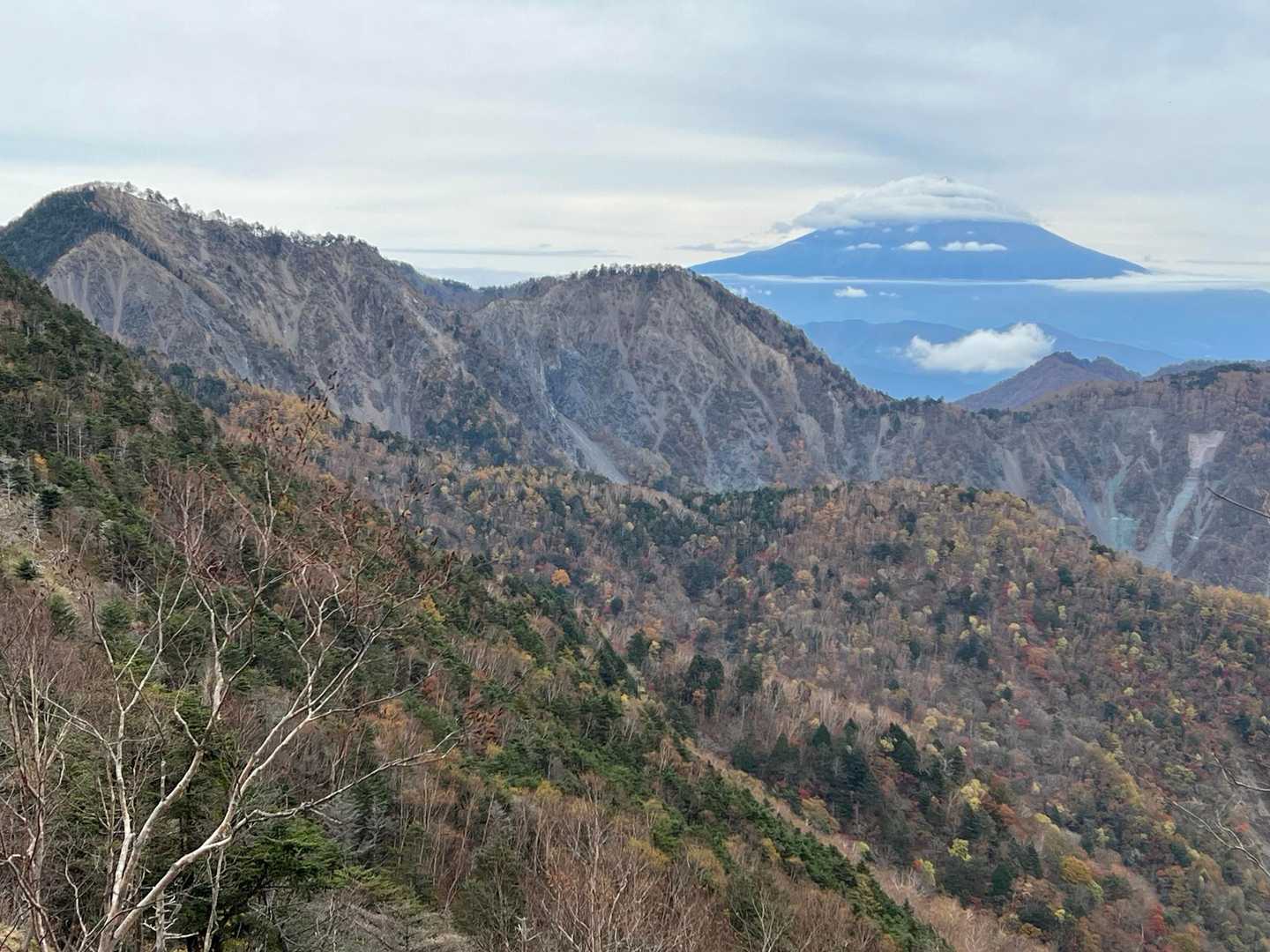 左手に大谷崩、右手に富士山！晴れていれば絶景ポイントっぽい！