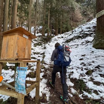途中で履くのが面倒くさいから登山口からアイゼン履いてレッツラゴー
久しぶりの日帰り
外付けギア以外に何持って行くん？
ザックの中はシェルとパン😂