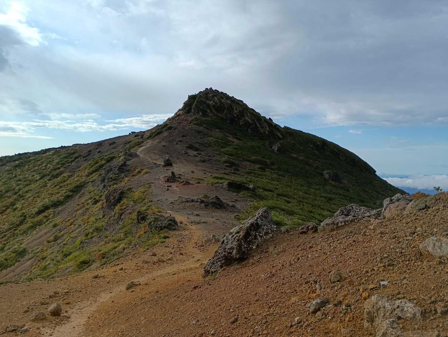 安達太良山 | 初心者も楽しめる、硫黄の香りと火口の迫力を360°のパノラマでの写真