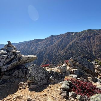 東沢岳から燕岳を見る。かなり下ってきました。