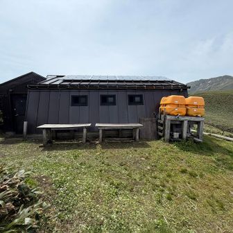 ヨモギヒュッテ
ビール買おう勇んで入ったけど無人やった、、、
ま、まだザックに🍺入ってるけどな‼︎
6月は週末だけ営業小屋って、、勘違いやったかなぁ？？
お布団もあって20 人くらい泊まれそうでしたよ〜