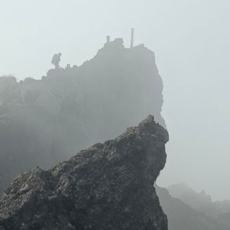 七高山はガスの中。白黒画像になっちった😁。