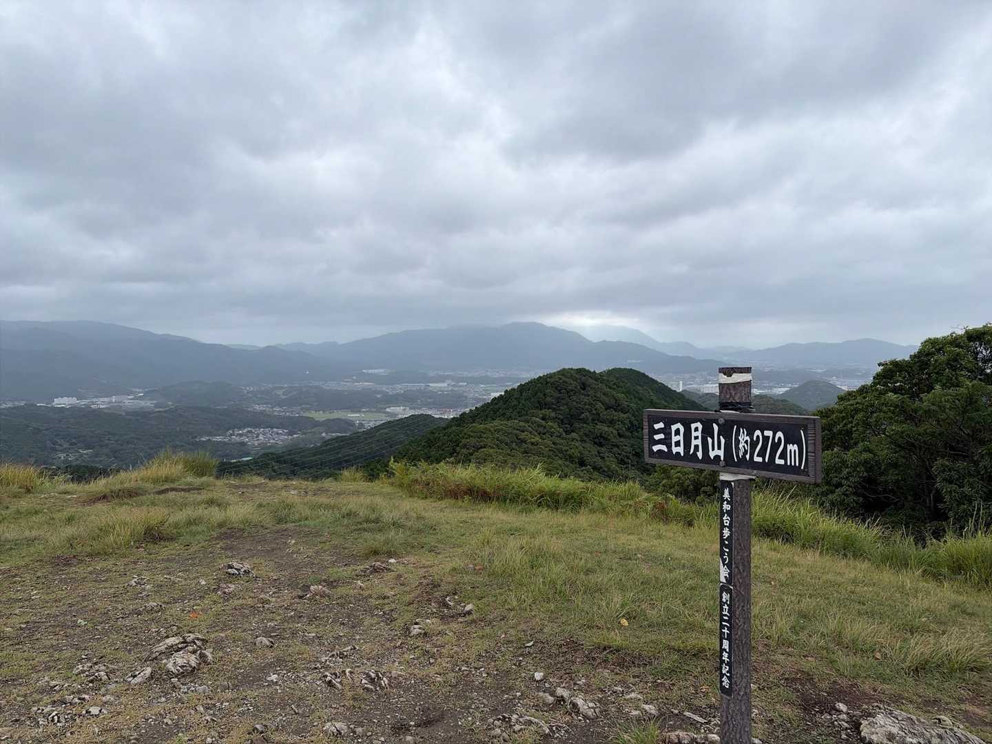 三日月山山頂
曇っていますが景色はそこそこ見えます
気温は21℃で風があるので湿度を吹っ飛ばして快適でした
