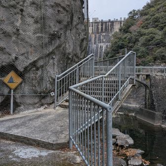 ダム横を通って