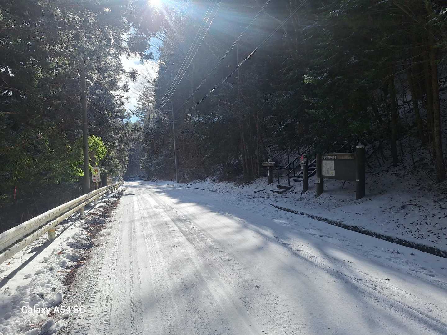 大多賀峠
いつもの駐車場はいっぱいでした
手前の三叉路にも数台停まってました　なので三叉路から1カーブ登った広いところに停めました