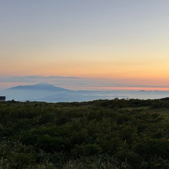 夜明け前の鳥海山と雲海