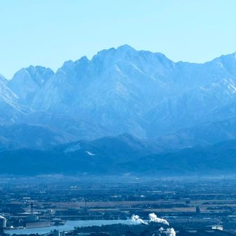そして剱岳を見やる
立山信仰では針山地獄として恐れ崇められている
確かに富山平野側から見たら稜線がギザギザでまさしく針の山、いや剱を何本も刺し並べた山である
山頂稜線が平たく見える立山の方がよほどなだらかに思えてしまう
剱岳が長らく地獄に見立てられ入山などもってのほかとされたのはその姿からしてそうだが、
人々に危険な冒険的登山に挑ませないための配慮だったかも知れない


