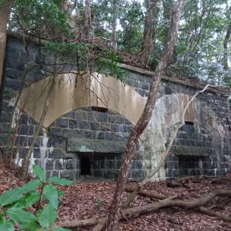 佐世保要塞前岳堡塁跡
戦争の遺構が残る町

眼鏡岩風？　謎だ
