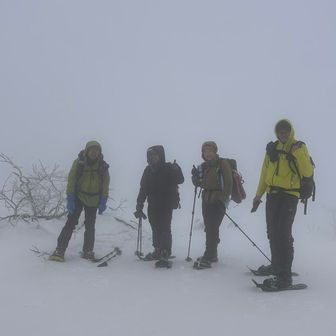 山頂直下の登りは急斜面でした💦
真っ白だけど安堵でした
