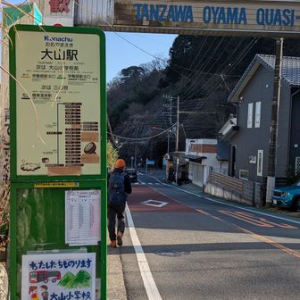 このバス停では、通過するバスが既に満員で乗れません。😭