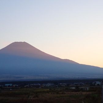 日が沈むにつれて赤は暗くなり、黒に移っていく。