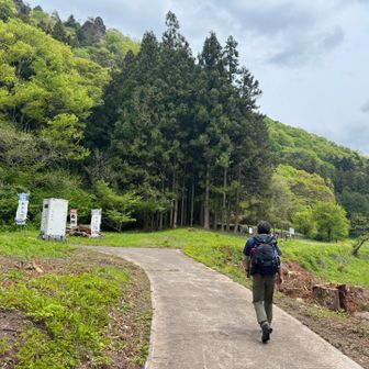 赤岩通り登山口へ
簡易トイレあります

大変だったらロードでも戻れるよって言ったら
山道がいいって🤭