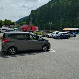 駐車場へ戻ってお疲れ様でした〜😄

いや待て、奥に３台の消防車に１台の救急車🚒🚑️

僕➡遭難ですか❓
警官➡はい、事故です
僕➡白滝谷ですか❓
警官➡まあ大体その辺ですね
僕➡ですよねー😥

どうか軽傷で済んでますように🙏
