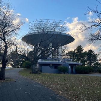 野島公園の展望台👀ここが4座目の野島山⛰️展望台の一階にキレイなトイレあり🚻👍

展望台の上には高校生カップル👩‍❤️‍👩見て見ぬフリしてあげる👀🤣

可愛いカップルやけど孫娘が少し心配になる🥲まだ7才と5才ですけど👧🤣