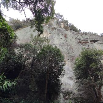 花乃窟神社の境内。大きな岩壁の頂上からしめ縄が渡してあり、扇が吊ってありました。