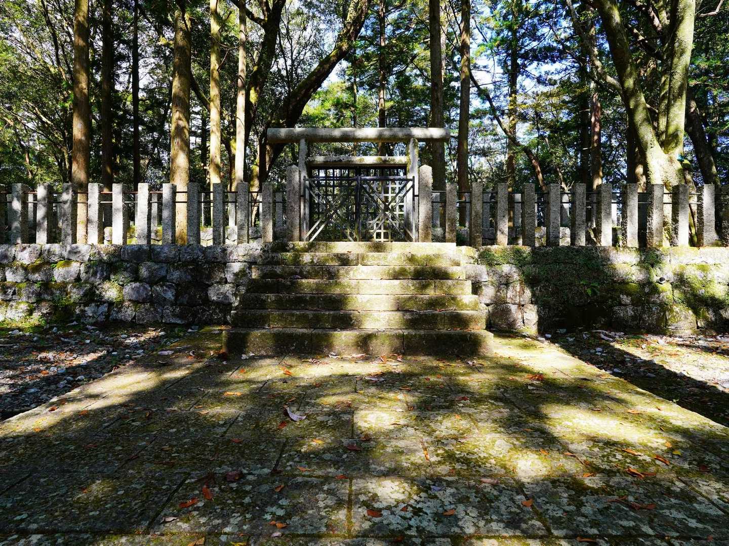 思っていた以上に立派な『安徳天皇陵墓参考地』
