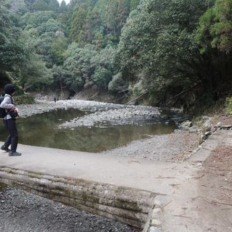 最後は清滝川沿いを上流に向かって歩きます