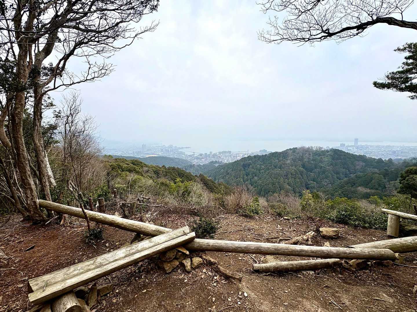 次の逢坂山に到着⤴️🎶
ここからも、琵琶湖越しの沖島や鈴鹿の山々が
見えるんですが、う〜ん😩
今は霞んでます🤣