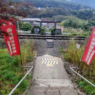 鳥居をくぐり、線路を渡って階段を登る
振り返るとやはり不思議な景色です