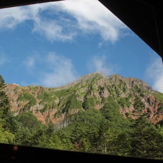 行者小屋の窓からの景色が絶景
この日に稜線まで行けばよかった…雷予報だったので早めに切り上げる行程にしました