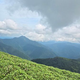 向こうには、もう一度登ってみたい石立山
手前右下に、白髪山登山口から程近い
雅の丘