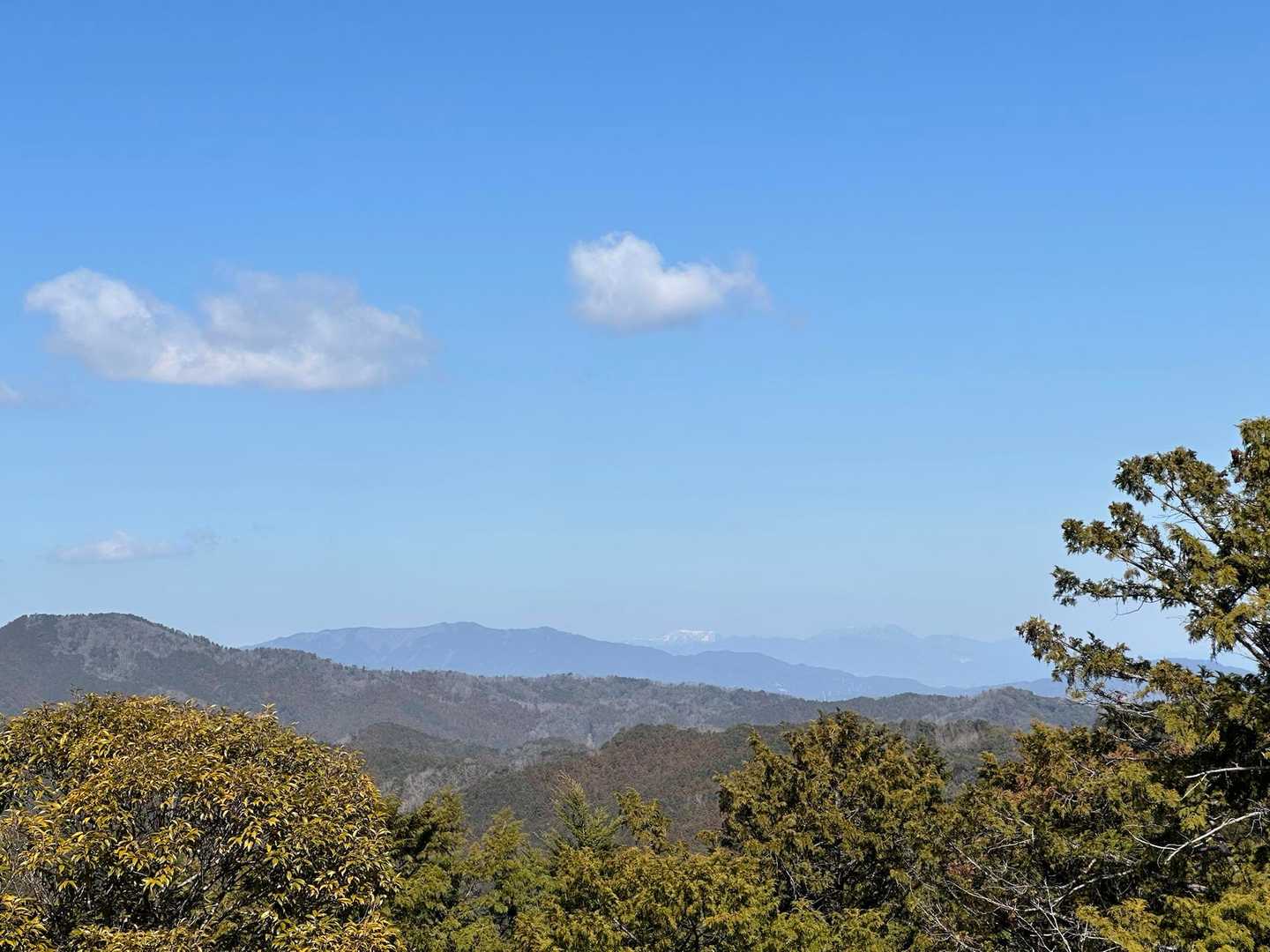 雪の山は雨乞岳かな？