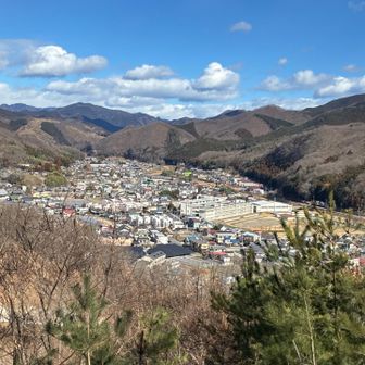 雲の影で山が濃紺色！